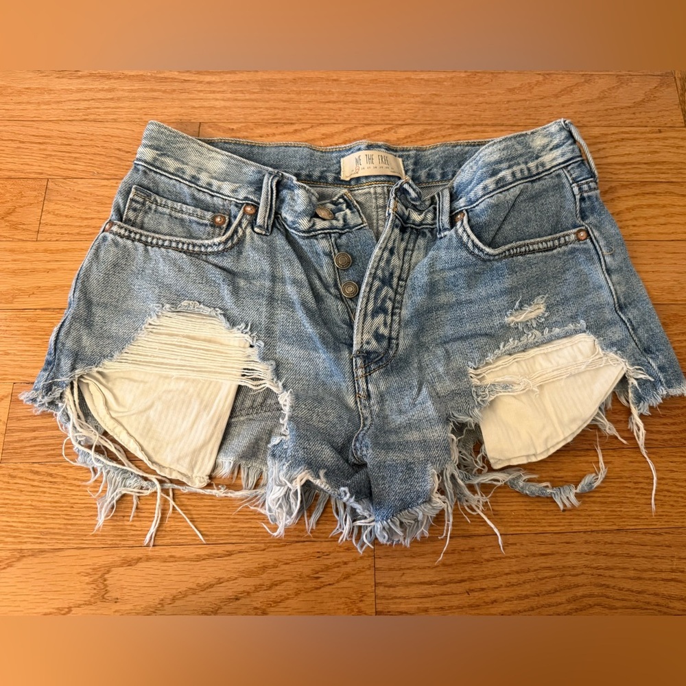 We The Free Loving Good
Vibrations Denim Cut-Off Shorts
Size 25 Distressed